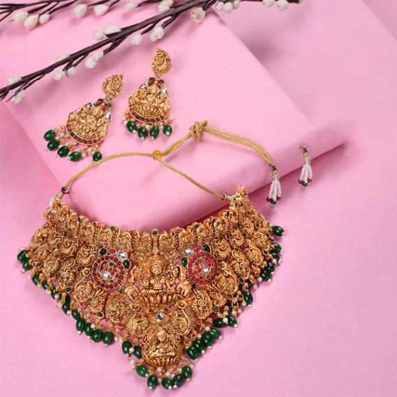 https://easyeleganz.com/vi/products/gold-plated-kemp-stone-studded-lakshmi-design-with-dangling-green-beads-choker-set