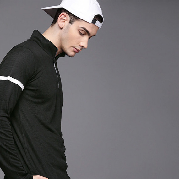 https://easyeleganz.com/vi/products/men-black-self-design-mock-collar-t-shirt