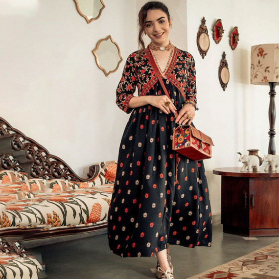 https://easyeleganz.com/vi/products/black-orange-ethnic-motifs-printed-maxi-dress