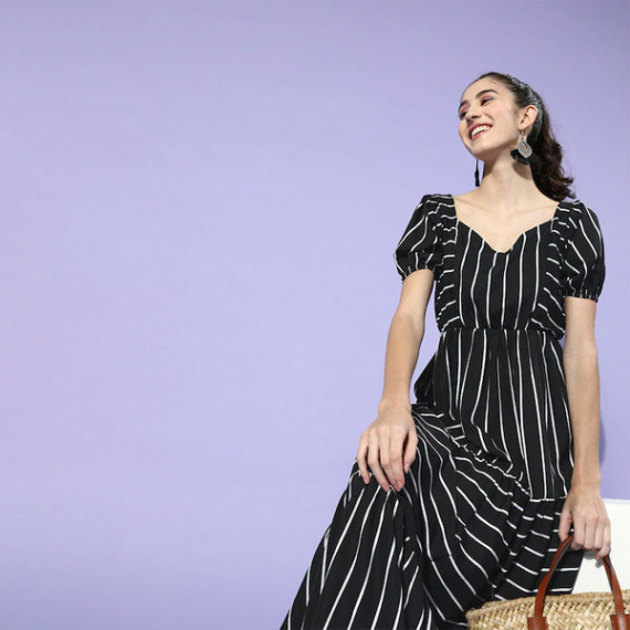 https://easyeleganz.com/vi/products/black-white-striped-crepe-maxi-dress